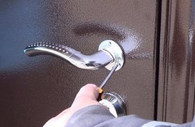 Замена дверной ручки металлической двери в Краснодаре