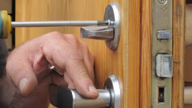 Замена личинки замка входной двери в квартире в Краснодаре