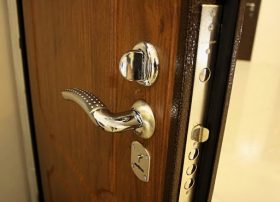 Замена входной двери в квартире в Краснодаре