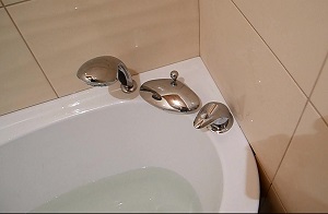 Установка смесителя на ванну в Краснодаре